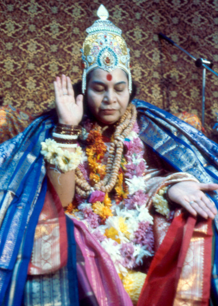 Shri-Mataji-Navaratri-7-Saris-Hamptead-82-2