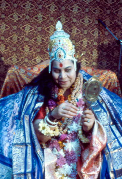 Shri-Mataji-Navaratri-7-Saris-headshould-Hamptead-82